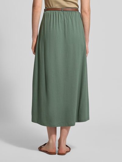Vrouwenmodel draagt Maxi-Rock aus Baumwoll-Mix Modell 'LUNA' van Vero Moda, unikleuren, licht uitlopend, jersey, riem, maxi-lengte, rechte zoom, elastische taille, detailopname volledige achteraanzicht.