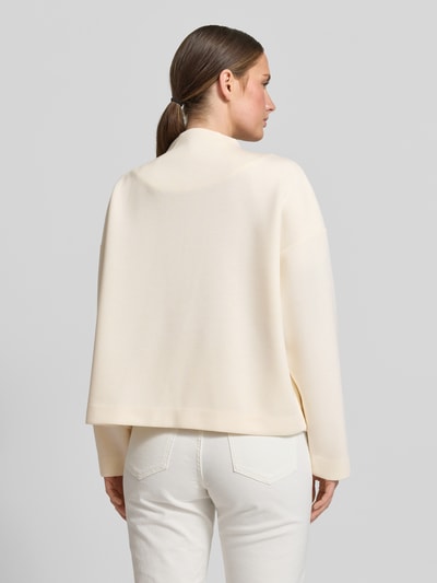 Männermodel trägt Jacke Viskose-Mix mit Knopfverschluss von Rich & Royal, kremowy kolor, prosty krój relaxed fit, widoczne tekstury materiału, szerokość w rozmiarze S: 55 cm, długość tyłu: 59 cm, długość rękawa: 62 cm, szerokość klatki: 51 cm, widok całej sylwetki z tyłu