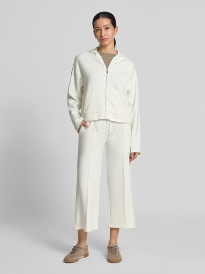 Frauenmodel trägt Culotte mit elastischem Bund von Christian Berg Woman aus Material-Mix mit Modal-Anteil, Wide-Leg, Längsnähte, Ganzkörperansicht von vorne.