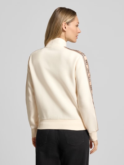 Frauenmodel trägt Sweatjacke mit Stehkragen und Eingrifftaschen Modell 'BRITNEY' von Guess Activewear, cremefarben, Baumwoll-Mix, Ganzkörperansicht Rückansicht.
