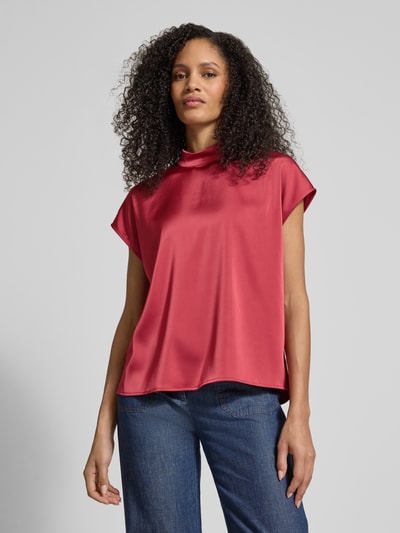 Frauenmodel trägt Blusenshirt mit Stehkragen von Jake*s Collection aus rotem Material-Mix mit Stretch-Anteil, Regular-Fit, Ganzkörperansicht von vorne. Rückseitiger Reißverschluss, Rückenlänge bei Größe 38: 59 cm.