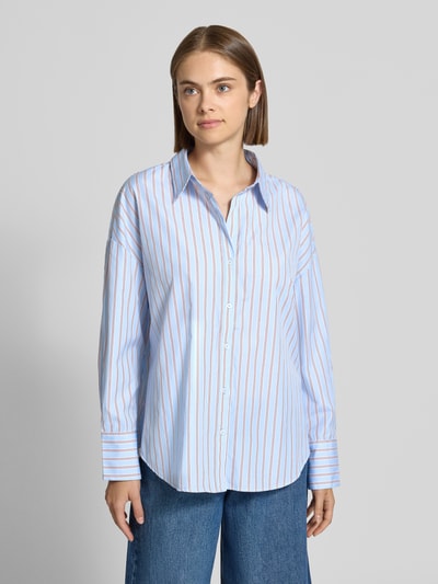 Frauenmodel trägt Loose Fit Hemdbluse mit Baumwoll-Anteil Modell 'OREGON' von ONLY, hellblau mit roten Streifen, Damen Hemdbluse von ONLY, Ganzkörperansicht von vorne