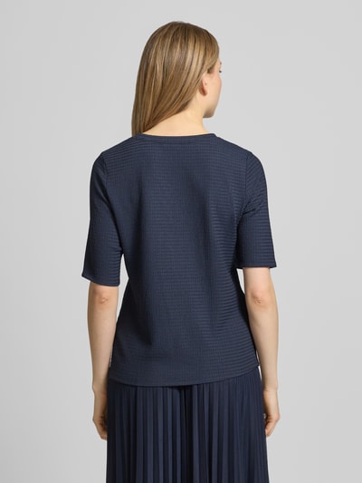 Vrouwenmodel draagt Regular Fit T-shirt met structuurpatroon van Betty Barclay, elastische materiaalmix, ronde hals, halflange mouwen, ruglengte maat 36: 58 cm, donkerblauw, gestructureerd oppervlak, volledige lichaamsweergave achterkant.