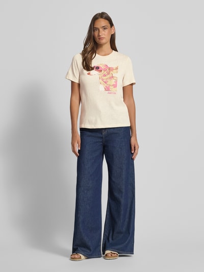 Frauenmodel trägt T-Shirt mit Motiv-Print von Comma aus Baumwoll-Mix, Regular-Fit, Rundhalsausschnitt, Damen T-Shirt, Creme und Pink, Rückenlänge 52 cm bei Größe 36, Ganzkörperansicht von vorne.
