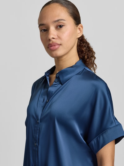 Frauenmodel trägt Regular Fit Bluse mit Hemdblusenkragen von Zero, Material-Mix mit Stretch-Anteil, Knopfleiste, Nahaufnahme Oberkörper.
