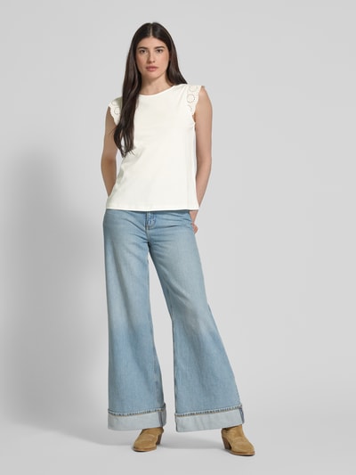 Vero Moda T-shirt o kroju regular fit z haftem angielskim model ‘EMILY’ Złamany biały 1