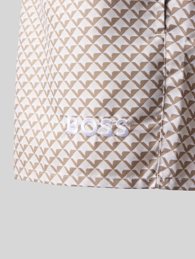 Produktfoto, Relaxed Fit Badeshorts mit Allover-Muster Modell 'CATFISH' von BOSS, geometrisches Muster, Label Patch, Detailaufnahme