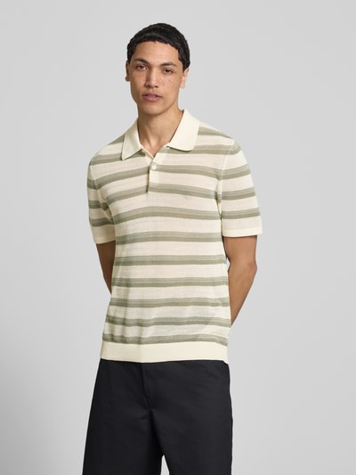 Männermodel trägt Regular Fit Poloshirt aus reiner Baumwolle von Pepe Jeans mit Optik:Allover-Muster, Label-Patch, Ganzkörperansicht von vorne.