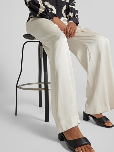 mbyM Spodnie materiałowe z szeroką nogawką i efektem marszczenia model ‘Asaka’ Złamany biały 3