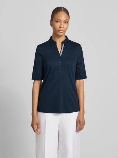 Frauenmodel trägt Bluse mit 1/2-Arm und kurzer Knopfleiste von ETERNA in Dunkelblau, reine Baumwolle, Straight Fit, Nahaufnahme Oberkörper.
