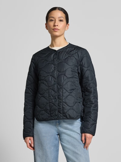 Vrouwenmodel draagt Steppjacke mit Rundhalsausschnitt van camel active in donkerblauw, regular fit, met knoopsluiting en steekzakken, ruglengte 52 cm, schouderbreedte 40 cm, borstwijdte 53 cm, mouwlengte 63 cm, voorkant volledige lichaamsweergave.