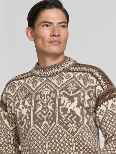 Männermodel trägt Strickpullover mit Stehkragen von Dale of Norway in Braun-Beige mit geradem Schnitt, Nahaufnahme Oberkörper.