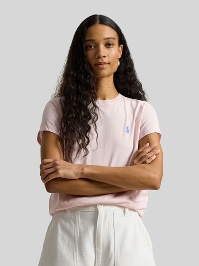 Modelka nosi T-Shirt mit Label-Stitching od Polo Ralph Lauren, bawełna, krój regular fit, róż, dekolt okrągły, widok na górną część ciała z przodu.