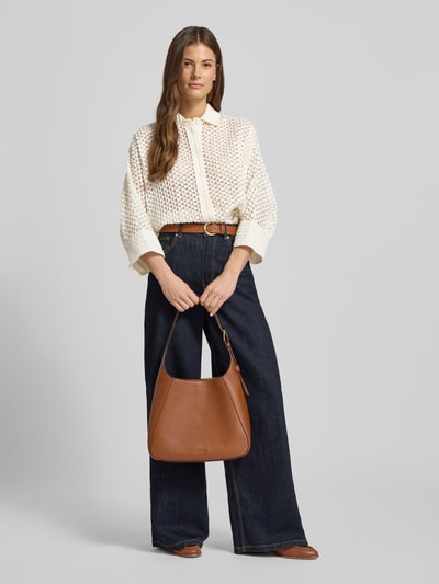 Modelka nosi Relaxed Fit Hemdbluse in semitransparentem Design von Windsor, mieszanka bawełny, kołnierzyk koszulowy, rękaw o dł. 3/4, długość tyłu w rozmiarze 36: 68 cm, długość rękawów: 48 cm, kremowa bluzka koszulowa o ażurowej fakturze, przód całej sylwetki.