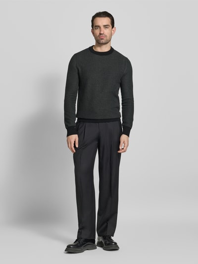Männermodel trägt Regular Fit Strickpullover aus Baumwoll-Schurwoll-Mix Modell 'HESTRO' von BOSS, Optik:Allover-Muster, Rundhals, Langarm, Label-Detail, Materialverarbeitung: Strick, Ganzkörperansicht von vorne.