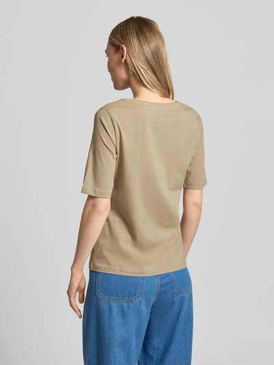 Frauenmodel trägt Regular Fit T-Shirt aus Baumwoll-Mix mit Motiv-Print von Tom Tailor, Optik: Unifarben, Rundhals, Kurzarm, Ganzkörperansicht Rückansicht.