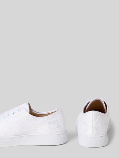 Produktfoto, białe Schnürschuhe mit strukturierter Sohle von Happy Girls, zaokrąglony nosek, sznurowanie, biała teksturowana podeszwa, tkanina o fakturze, kontekst dziecięcy, wysokość obcasa 2 cm, wysokość cholewki 4 cm, szerokość cholewki 5 cm.