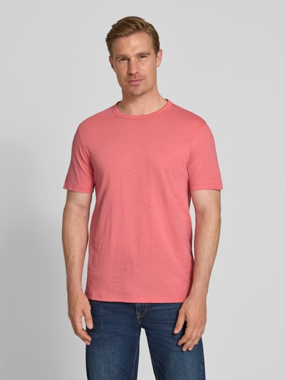 Männermodel trägt Regular Fit T-Shirt aus reiner Baumwolle Modell 'TEGOOD' von BOSS Orange in Optik: Unifarben, Logo-Detail, Rundhals, Kurzarm, ganzkörperansicht von vorne.