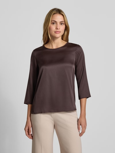 Vrouwenmodel draagt Bluse aus Satin van Rinascimento in bruin, glanzende satijntextuur, met stretch, ronde hals, met lange mouwen, getailleerde pasvorm, ruglengte maat S 59 cm, mouwlengte maat S 48 cm, Materiaalmix, Ganzkörperaanzicht van voren.