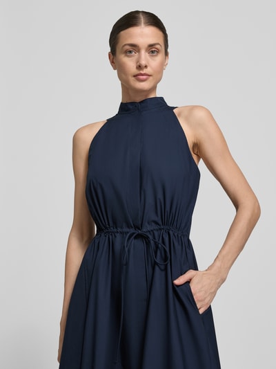 Frauenmodel trägt Midikleid aus Baumwolle mit Schnürung von Emporio Armani in Dunkelblau, A-Linie, Stehkragen, Nahaufnahme Oberkörper. Rückenlänge 125 cm, Brustweite 44 cm bei Größe 36.