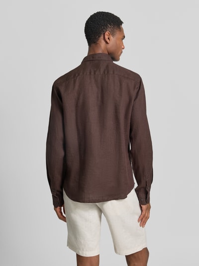 Männermodel trägt Causal Fit Leinenhemd mit Kentkragen Modell 'Mike' von JOOP! Collection in Braun, Sportmanschetten, abgerundeter Saum, Rückenlänge 73 cm, Schulterbreite 40 cm, Ärmellänge 66 cm, Reines Leinen, Ganzkörperansicht Rückansicht.