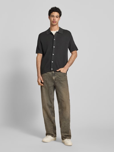 Mężczyznęmodel nosi Regular Fit Freizeithemd aus reiner Baumwolle von Marc O'Polo Denim, efekt: jednolity kolor, krój regular fit, naszywka z logo, kołnierzyk polo, dekolt w serek, listwa guzikowa, krótki rękaw, zakończenie rękawów i wykończenie: prążkowane, wykończenie materiału: dzianina, materiał: bawełna; całopostaciowy widok z przodu.