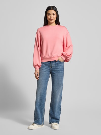 Vrouwenmodel draagt Oversized Sweatshirt met geribde boorden model 'Brionna' van MSCH Copenhagen, roze, frontale volledige lichaamsopname.