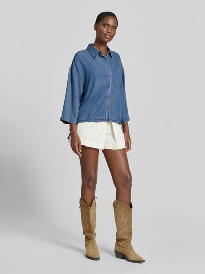 Vrouwenmodel draagt Hemdbluse met Viskose-Anteil Modell 'Tessa' van MOS MOSH, lyocellmix, rechte fit, borstzak, 3/4-mouw, voorkant volledige lichaamsshoto.