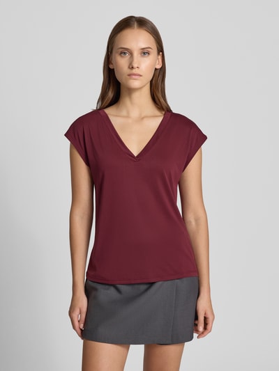 Frauenmodel trägt das Slim Fit Langarmshirt mit Baumwoll-Anteil Modell 'TENNA' von ONLY in Dunkelrot, glatte Struktur, Ganzkörperansicht von vorne, Damen Langarmshirt von ONLY.