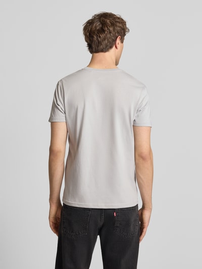 Męski t-shirt 'T-Shirt mit Label-Detail' von Alpha Industries, bawełna, prosty krój, okrągły dekolt, detal z logo; długość tyłu 68 cm w rozmiarze M; Ganzkörperansicht Rückansicht.