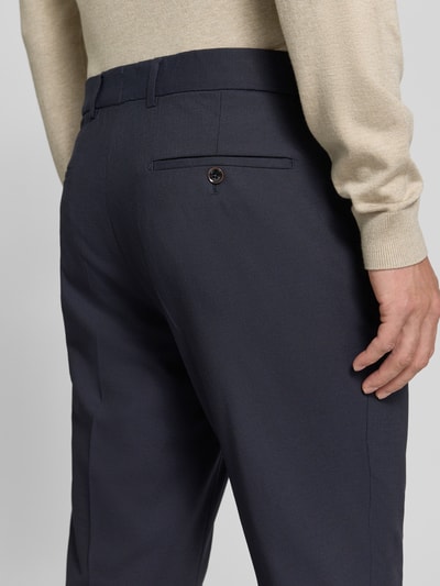 Männermodel trägt Anzughose aus Schurwoll-Mix mit Eingrifftaschen von CG – CLUB of GENTS, donkerblauw, detailaufnahme rugaanzicht, slim fit, steekzakken, paspelzak achter, scheerwolmix met viscose, Model 'Charlie', bandwijdte maat 50 45 cm, binnenbeenlengte maat 50 81 cm