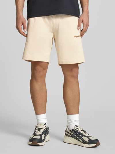 Männermodel trägt Shorts mit Label-Stitching Modell 'KARL' von Jack & Jones, Beige, Baumwoll-Mix, Relaxed-Fit, Ganzkörperansicht von vorne.
