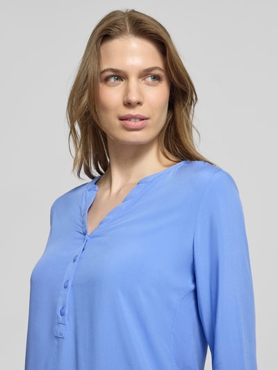 Modelka nosi Regular Fit Bluzkę z czystej wiskozy z dekoltem z lamówką i listwą guzikową, kolor jasnoniebieski, langärmelig, Christian Berg Woman, długość tyłu 64 cm, długość rękawów 60 cm, rozmiar 36, zbliżenie na górną część ciała.