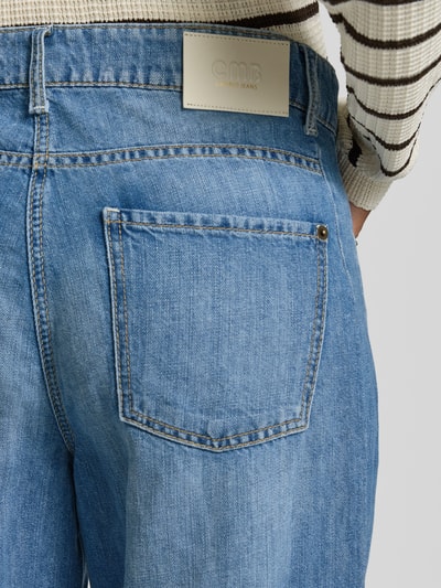 Frauenmodel trägt Barrel Jeans aus Baumwoll-Leinen-Mix Modell 'ORIA' von Cambio in Denim-Optik mit Nieten, Label-Patch und 5-Pocket-Design, Detailaufnahme Rückansicht.