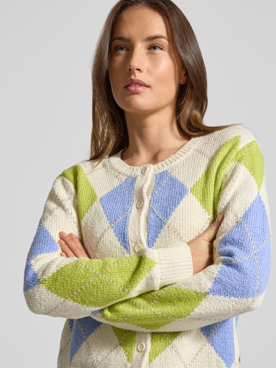 Vrouwenmodel draagt Strickjacke mit Knopfleiste Modell 'ANN' van Brax in katoenmix met ruitpatroon, regular fit, ribboorden, ronde hals, knoopsluiting, kleur lichtgroen en lichtblauw, Nahaufnahme Oberkörper.