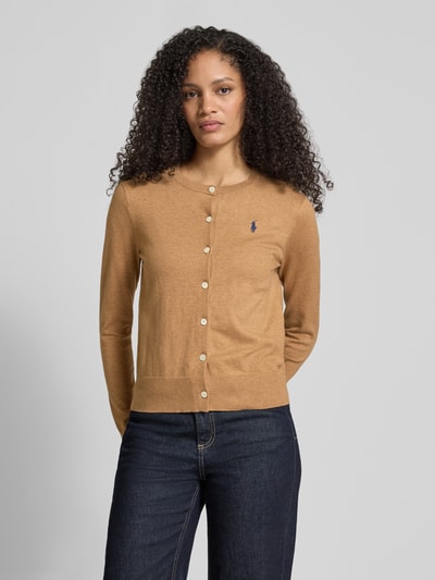Frauenmodel trägt Regular Fit Strickjacke aus Baumwoll-Mix von Polo Ralph Lauren, camelbraun, mit Logo-Stitching, Nahaufnahme Oberkörper.