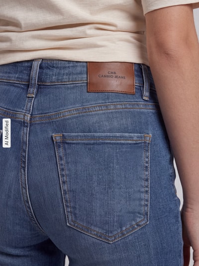 Männermodel trägt blaue spodnie rozszerzane aus mieszanka bawełny, model 'FABIENNE' von CAMBIO, Damen Schlaghose, Nahaufnahme Rückansicht, KI-modifiziertes Bild
