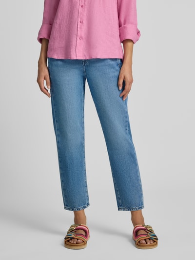 Frauenmodel trägt Tapered Fit Jeans aus reiner Baumwolle von Jake*s Casual in hellem Blau, lockere Passform, Nahaufnahme Oberkörper.