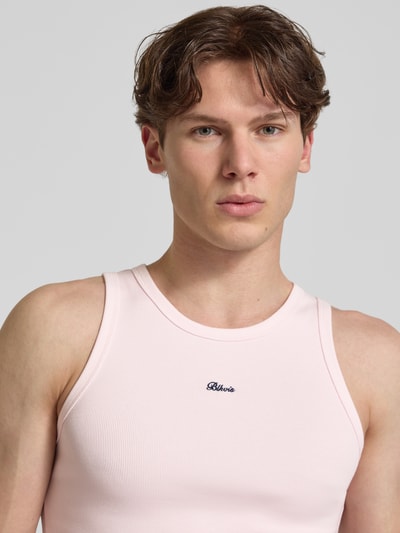 Männermodel trägt Tanktop in Ripp-Optik mit Label-Stitching von BLKVIS in Hellrosa, Slim Fit, Rundhalsausschnitt, Nahaufnahme Oberkörper. Rückenlänge bei Größe M: 64 cm.