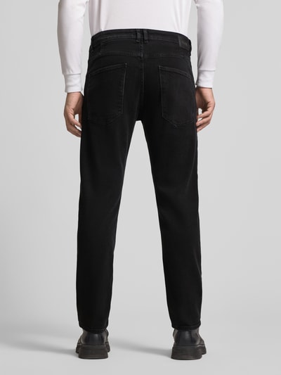 Männermodel trägt Straight Fit Jeans im 5-Pocket-Design von Drykorn, schwarze Farbe, Baumwoll-Mix, Ganzkörperansicht Rückansicht.