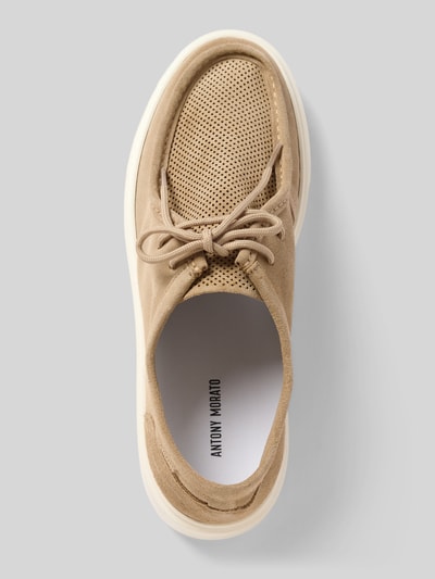 Produktfoto, Sneakersy z wiązaniem model 'NICHOLAS' od Antony Morato, naturalna skóra, zaokrąglony czubek, fakturowana podeszwa, beżowy, wysokość obcasa 5 cm, wysokość cholewki 7 cm, szerokość cholewki 6 cm, materiał strukturalny, rozmiar 44, widok z góry.