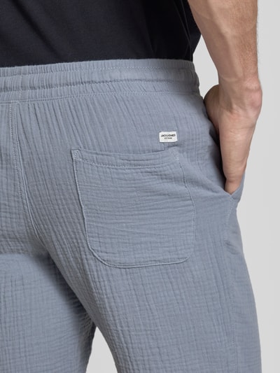 Mannenmodel draagt short met elastische band model 'JAIDEN PATRAS' van Jack & Jones, puur katoen, regular fit, detailopname achterkant.