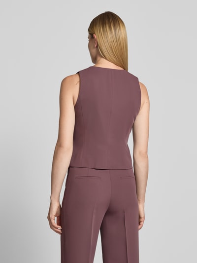 Frauenmodel trägt Weste mit Rundhalsausschnitt und Knopfleiste von Christian Berg Woman Selection im Material-Mix mit Stretch-Anteil, Taillierter Schnitt in Mauve, Rückenlänge bei Größe 36: 50 cm, Schulterbreite 31 cm, Brustweite 33 cm, Ganzkörperansicht Rückansicht.