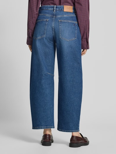 Frauenmodel trägt Barrel Jeans im 5-Pocket-Design Modell 'Tess' von MOS MOSH, blaue Denim-Textur, Ganzkörperansicht Rückansicht. Baumwoll-Mix mit Stretch-Anteil, Barrel Fit, Knopf- und Reißverschluss, Bundweite 39 cm, Innenbeinlänge 74 cm.