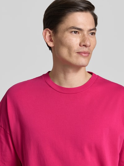 Männermodel trägt T-Shirt mit geripptem Rundhalsausschnitt Modell 'FIZVALLEY' von American Vintage, Reine Baumwolle, Loose-Fit, Nahaufnahme Oberkörper. Rückenlänge bei Größe M/L: 72 cm.