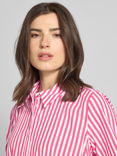 Vrouwenmodel draagt knielange jurk met Kentkraag model 'Doresa' van JOOP!, roze-witte strepen, katoenmix met stretch, losse fit, detailopname bovenlichaam.