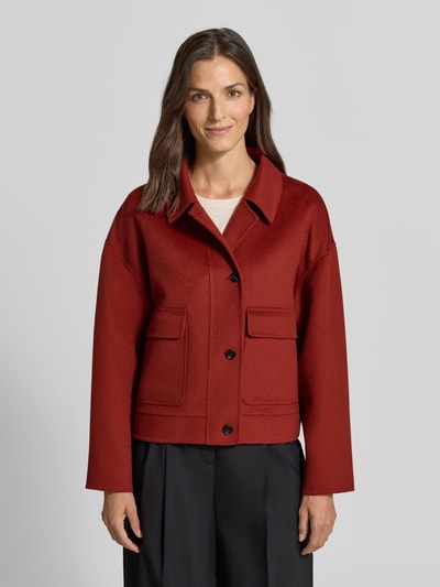 Vrouwenmodel draagt Jacke aus Schurwolle mit Pattentaschen van windsor., diep rood, zuivere scheerwol, regular fit, platte kraag, klepzakken, knoopsluiting, ruglengte maat 36: 57 cm, schouderbreedte maat 36: 60 cm, borstwijdte maat 36: 58 cm, mouwlengte maat 36: 53 cm, geheel vooraanzicht.