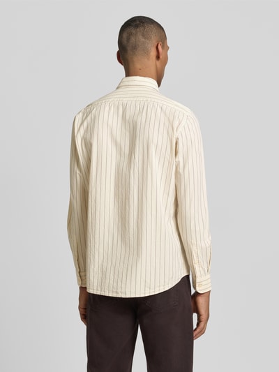 Männermodel trägt Shaped Fit Freizeithemd aus Baumwoll-Mix von Marc O'Polo, mehrfarbig gestreift, Popeline, Ganzkörperansicht Rückansicht.