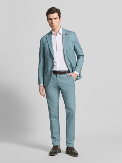 Männermodel trägt Slim Fit Anzug mit 2-Knopf-Sakko von Wilvorst in Hellblau, Material-Mix, Reverskragen, Ganzkörperansicht von vorne.