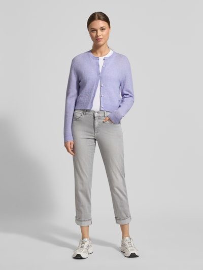 Frauenmodel trägt Straight Fit Jeans im 5-Pocket-Design Modell 'Darlene' von Angels, hellgrauer Baumwoll-Mix mit Stretch-Anteil, verkürzte Passform, Knopf- und Reißverschluss, fixierter Umschlag, Ganzkörperansicht von vorne.